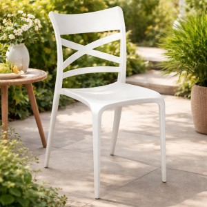 Vista ambientata Sedia da esterno in polipropilene in fibra di vetro colore Bianco modello Scotland Totò Piccinni