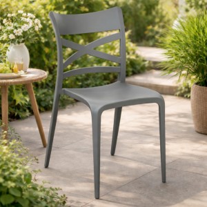 Vista ambientata Sedia da esterno in polipropilene in fibra di vetro colore Grigio Metal made in italy modello Scotland Totò Piccinni