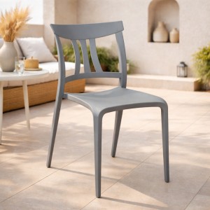 Vista ambientata Sedia in Polipropilene colore Grigio design moderno ed impilabile modello Silvy Totò Piccinni