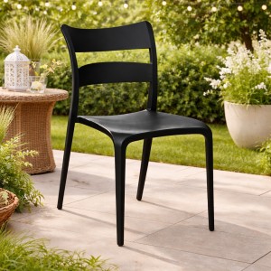 Vista ambientata Sedia in Polipropilene colore Nero design moderno ed impilabile modello Onda Totò Piccinni