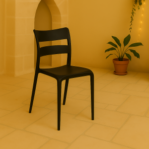Vista ambientata interna Sedia in Polipropilene colore Nero design moderno ed impilabile modello Onda Totò Piccinni