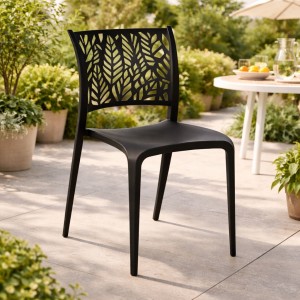 Vista ambientata Sedia Giardino in Polipropilene colore Nero senza braccioli modello Spring Totò Piccinni