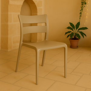 Vista ambientata interna Sedia in Polipropilene colore Sabbia design moderno ed impilabile modello Onda Totò Piccinni