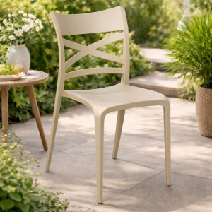 Vista ambientata Sedia da esterno in polipropilene in fibra di vetro colore Sabbia modello Scotland Totò Piccinni