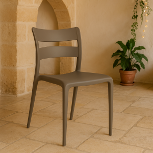 Vista ambientata interna Sedia in Polipropilene colore Tortora design moderno ed impilabile modello Onda Totò Piccinni