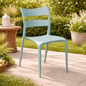 Vista ambientata Sedia in Polipropilene colore Verde Salvia design moderno ed impilabile modello Onda Totò Piccinni