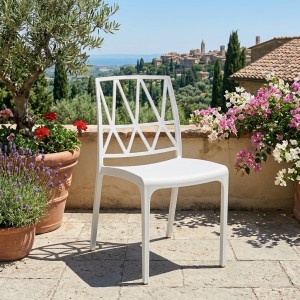 Vista ambientata Sedia in polipropilene Bianca design impilabile made in italy modello Bridge Totò Piccinni