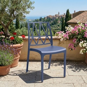 Vista ambientata Sedia in polipropilene Blu design impilabile made in italy modello Bridge Totò Piccinni