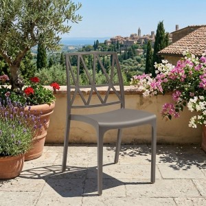 Vista ambientata Sedia in polipropilene Tortora design impilabile made in italy modello Bridge Totò Piccinni