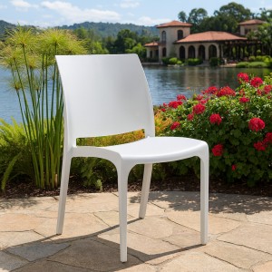 Vista ambientata Sedia in Polipropilene per esterno colore Bianco design impilabile per esterno modello Volga Totò Piccinni