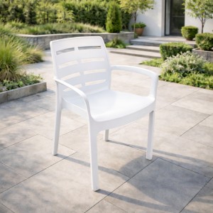 Vista ambientata Sedia in Polipropilene colore Bianco design impilabile con braccioli modello Borneo Totò Piccinni