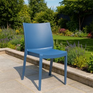 Vista ambientata Sedia in Polipropilene colore Blu design impilabile made in italy modello Perla Totò Piccinni