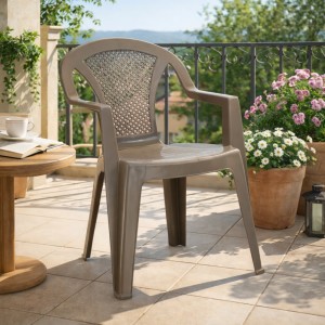 Vista ambientata sedia da giardino per eventi e festa in polipropilene Tortora design impilabile modello FESTA Totò Piccinni