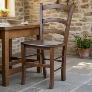 Vista ambientata di una sedia legno paesana Venezia artigianale colore Noce Totò Piccinni