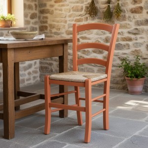 Vista ambientata di una sedia legno paesana Venezia artigianale colore Arancione Totò Piccinni