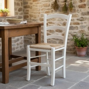 Vista ambientata di una sedia legno paesana Venezia artigianale colore Avorio Totò Piccinni