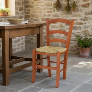 Vista ambientata di una sedia legno paesana Venezia artigianale colore Ciliegio Totò Piccinni