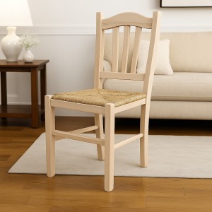 Vista ambientata  di una sedia legno paesana Silvana artigianale colore grezzo Totò Piccinni