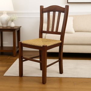 Vista ambientata di una sedia legno paesana Silvana artigianale colore noce Totò Piccinni