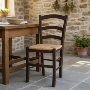 Vista ambientata di una sedia legno paesana Venezia artigianale colore noce Totò Piccinni