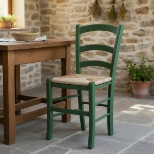 Vista ambientata  di una sedia legno paesana Venezia artigianale colore Verde Totò Piccinni