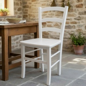 Vista ambientata di una sedia legno paesana Venezia artigianale colore bianco laccato Totò Piccinni