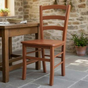 Vista ambientata di una sedia legno paesana Venezia artigianale colore Ciliegio Totò Piccinni