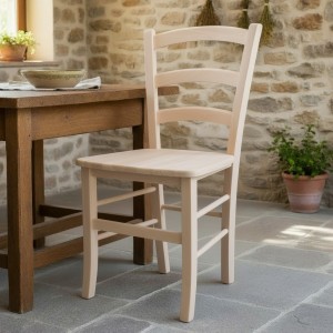 Vista ambientata  di una sedia legno paesana Venezia artigianale colore grezzo Totò Piccinni