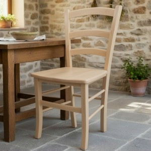 Vista ambientata di una sedia legno paesana Venezia artigianale colore naturale Totò Piccinni