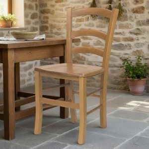 Vista ambientata di una sedia legno paesana Venezia artigianale colore Rovere seduta in massello Totò Piccinni