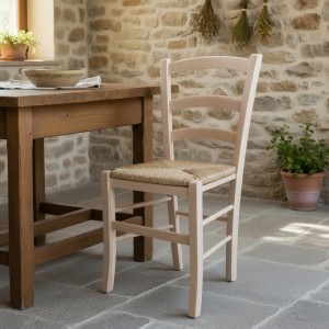 Vista ambientata di una sedia legno paesana Venezia artigianale colore grezzo Totò Piccinni