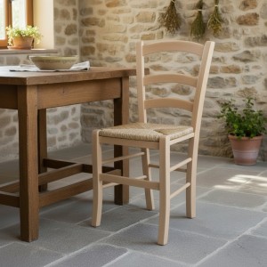 Vista ambientata di una sedia legno paesana Venezia artigianale colore naturale seduta in paglia Totò Piccinni