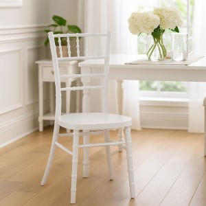 Vista ambientata sedia in legno impilabile colore Bianco senza cuscino per eventi e cerimonie modello Chiavarina Totò Piccinni