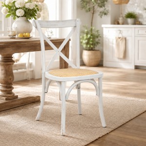 vista ambientata delle sedie in legno country Cross con seduta imbottita in Rattan Totò Piccinni