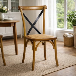 Vista ambientata sedie in legno cross impilabile con seduta intreccio rattan colore "marrone croce nera" Totò Piccinni