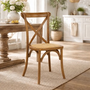 vista ambientata delle sedie in legno country Cross con seduta imbottita in Rattan Totò Piccinni