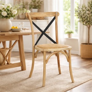 Vista ambientata sedia in legno cross impilabile con seduta intreccio rattan colore "naturale croce nera" Totò Piccinni