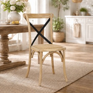 Vista ambientata sedia in legno cross impilabile con seduta intreccio rattan colore "naturale croce nera" Totò Piccinni