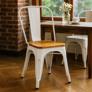 Vista ambientata Sedia da esterno in metallo colore Bianco con seduta in legno design industriale modello Industry Totò Piccinni