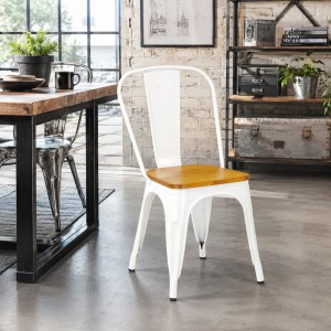 Vista ambientata Sedia da esterno in metallo colore Bianco con seduta in legno design industriale modello Industry Totò Piccinni