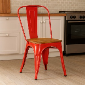 Vista ambientata Sedia da esterno in metallo colore Rosso con seduta in legno design industriale modello Industry Totò Piccinni