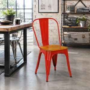 Vista ambientata Sedia da esterno in metallo colore Rosso con seduta in legno design industriale modello Industry Totò Piccinni