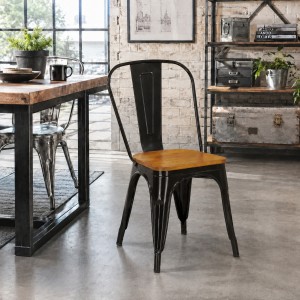 Vista ambientata Sedia da esterno in metallo colore Vintage Nero con seduta in legno design industriale modello Industry Totò Piccinni