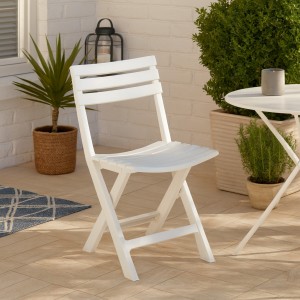 Vista ambientata Sedia in Platica per esterno colore Bianco pieghevole modello Komodo Totò Piccinni