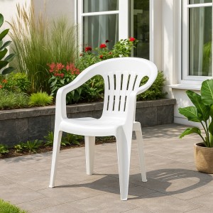 Vista ambientata sedia in resina con braccioli colore Bianco design impilabile modello Piona Totò Piccinni