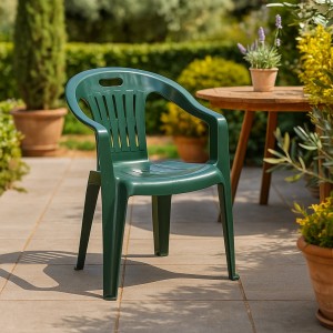 Vista ambientata sedia in resina con braccioli colore Verde design impilabile modello Piona Totò Piccinni