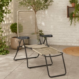 Vista ambientata Sdraio cordonata colore Tortora con 6 posizioni e poggiapiedi made in italy modello String Totò Piccinni