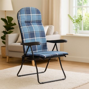 Vista ambientata Poltrona sedia sdraio con prolunga poggiapiedi colore "Struttura Nero - Scozzese Blu" modello Giulia Totò Piccinni Made in Italy