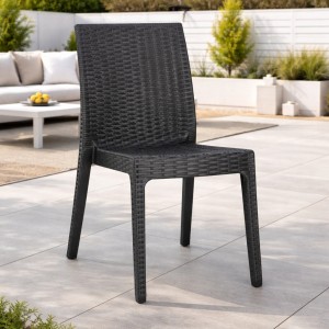 Vista ambientata Sedia senza braccioli in resina simil rattan colore Antracite impilabili modello Selene Totò Piccinni