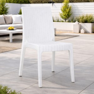 Vista ambientata Sedia senza braccioli in resina simil rattan colore Bianco impilabili modello Selene Totò Piccinni